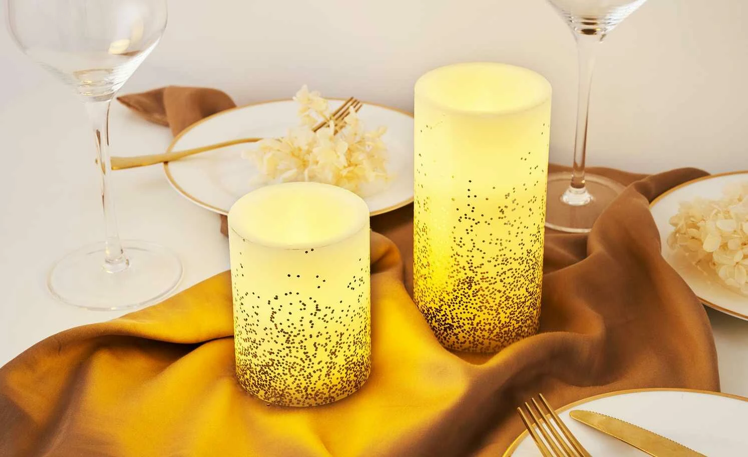 LED-Echtwachs-Kerzen 2er-Set, Elfenbein/goldfarben 3 LED-Echtwachs-Kerzen 2er-Set, Elfenbein/goldfarben